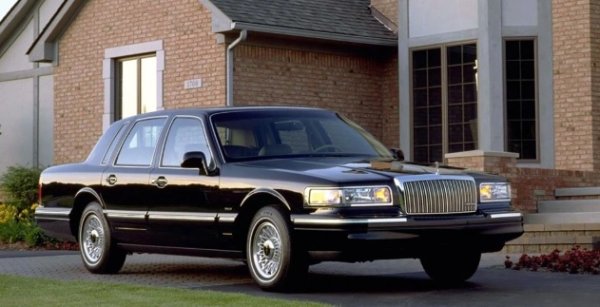 Ако има класация на филмите на Дейвид Линч въз основа на сложността на техните сюжети, психо-трилърът "Мълхоланд Драйв" (Mulholland Drive) вероятно щеше да я оглави. Това обаче не е изненадващо, тъй като режисьорът го е заснел по собствен сценарий. Сега най-разпространената интерпретация на сюжета на филма е, че всичко, което се случва във филма, е сън на Даяна Селуин (Наоми Уотс), в който са смесени фантазия и фрагменти от реалността. Това може да се потвърди от един от епизодите на &bdquo;колата&ldquo;.

В него двама детективи на мястото на катастрофа на Mulholland Drive обсъждат подробностите около пътния инцидент. Те упорито наричат ​​катастрофиралата кола Cadillac, въпреки че е съвсем очевидно, че в инцидента е участвал шестместен Lincoln Town Car от 1995 година. Този представителен седан с каросерия върху рама, задвижван от V8 и задвижване на задните колела, отдавна един от най-продаваните луксозни автомобили в Америка. Със сигурност в действителност полицейските служители едва ли биха могли да объркат тези два различни модела.